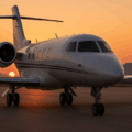 prix d’un jet privé sur le tarmac au coucher du soleil